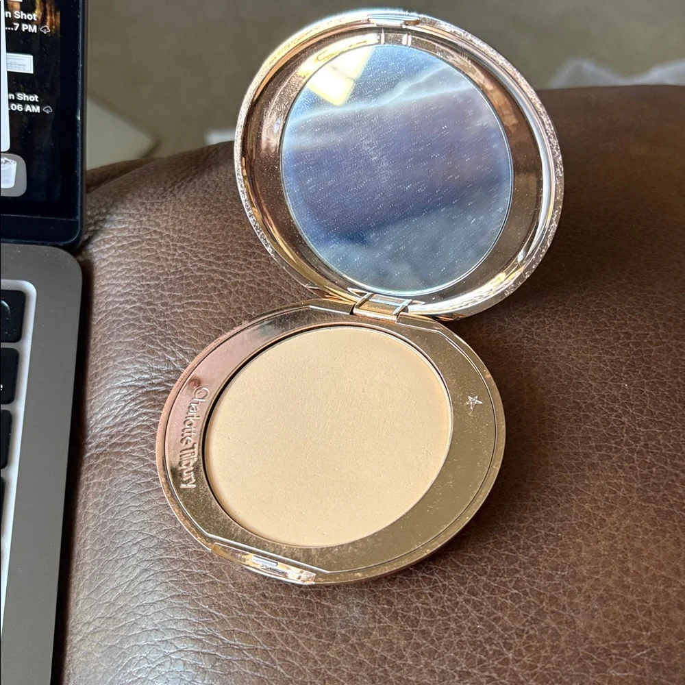 Charlotte Tilbury‎ Shiny Gold Oval Compact with CT Emblem